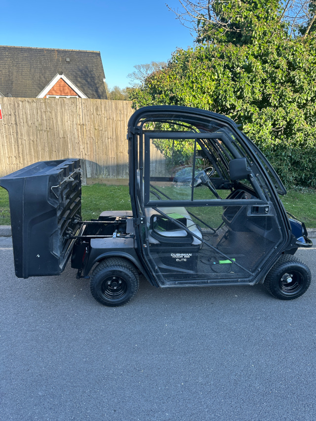 Used Cushman Hauler 800 golf buggy sales